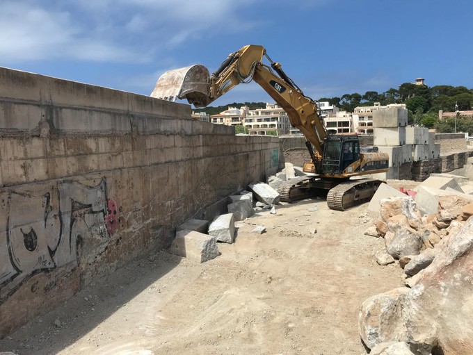 Las obras de refuerzo del dique de Cala Rajada avanzan a buen ritmo